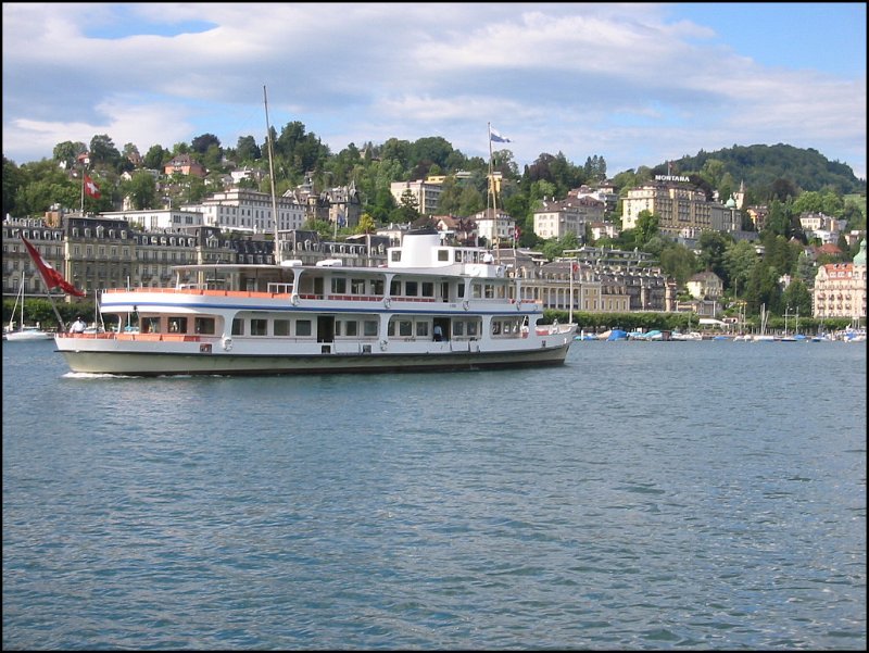 Ein Passagierschiff auf dem Vierwaldstttersee vor der Kulisse von Luzern. (Juli 2003)