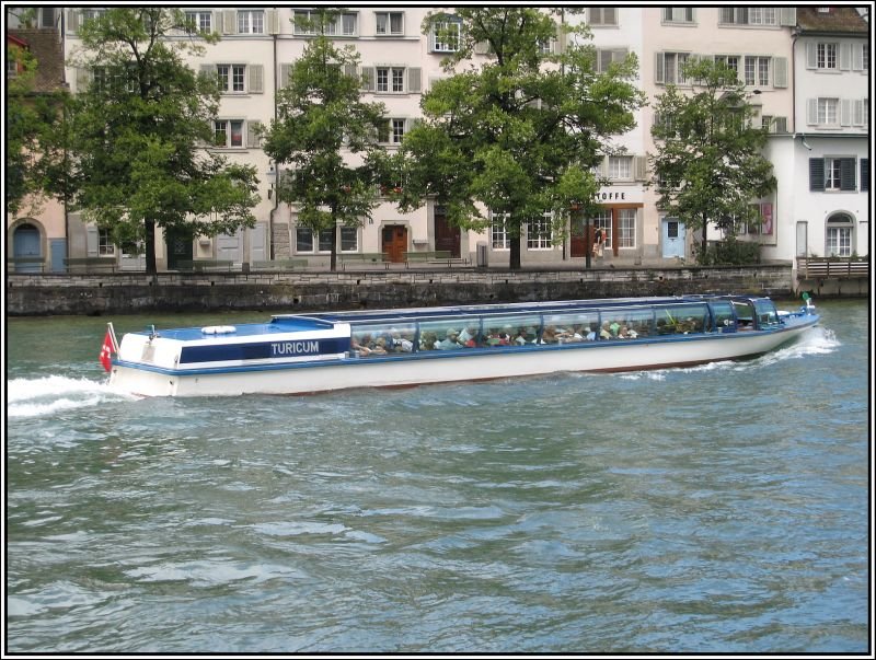 Ein Passagierschiff unterwegs auf der Limmat in Zrich, aufgenommen am 22.07.2007.