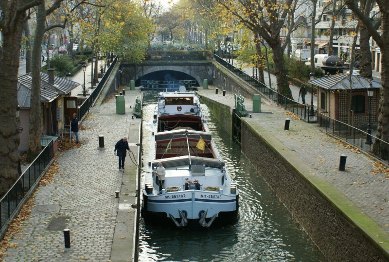 Ein Schiff auf der Fahrt von Sd nach Nord in einer Schleuse des Canal St-Martin mitten in Paris.
(13.11.2008)