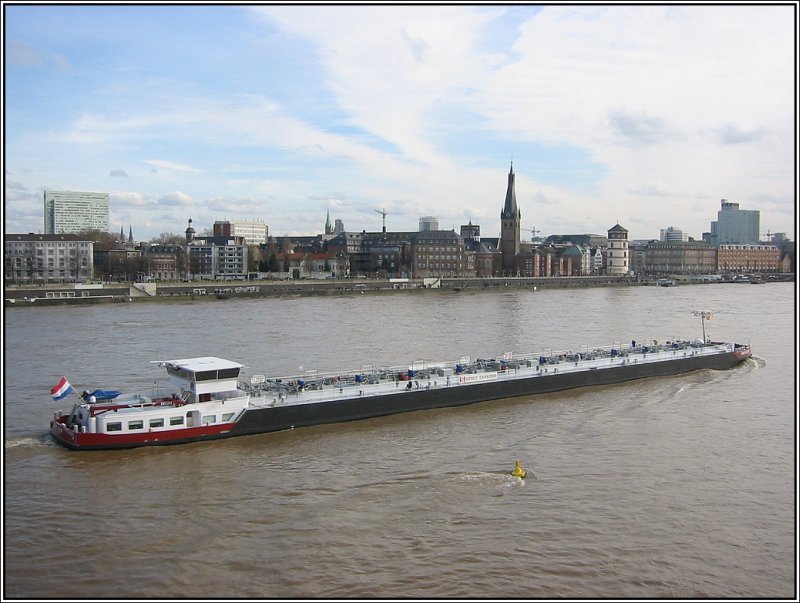 Ein Schiff aus den Niederlanden ist vor der Kulisse der Dsseldorfer Altstadt rheinaufwrts unterwegs. Die Aufnahme erfolgte am 04.03.2007 von der Oberkassler Brcke aus.