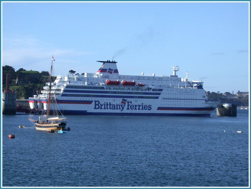 Ein Schiff der Brittany Ferries im Hafen von Saint Mal. (19.04.2005)