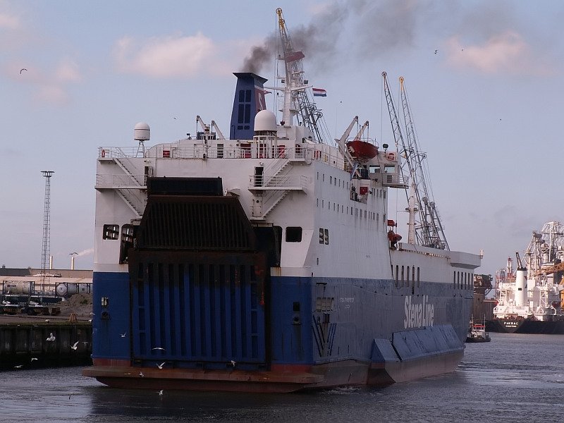 Ein Schiff der Stena Line luft aus dem  Benelux  Hafen in Rotterdam aus. Das Foto stammt vom 07.07.2007