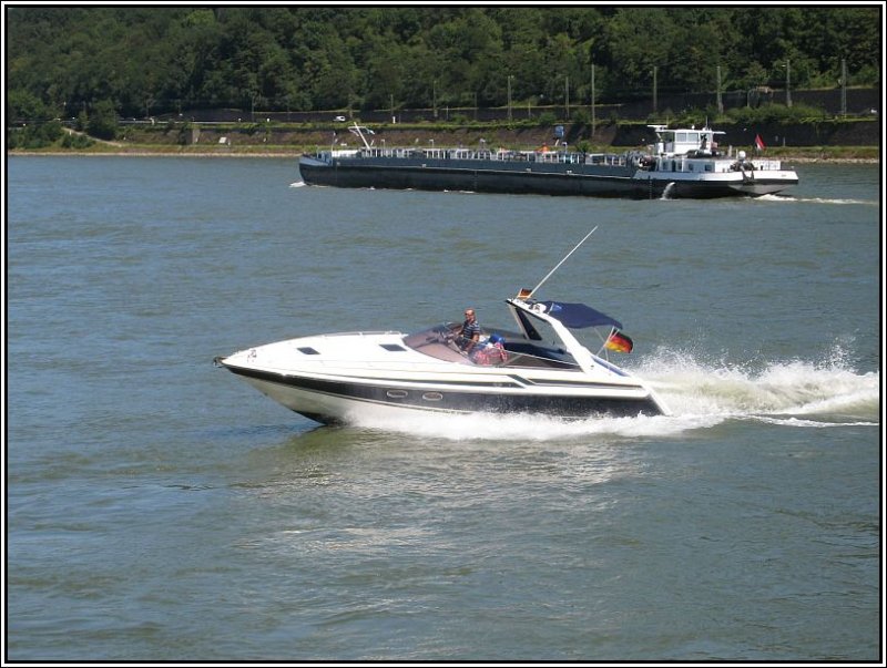 Ein schnittiges Motorboot am Deutschen Eck in Koblenz, wo die Mosel in den Rhein mndet. (01.08.2007)