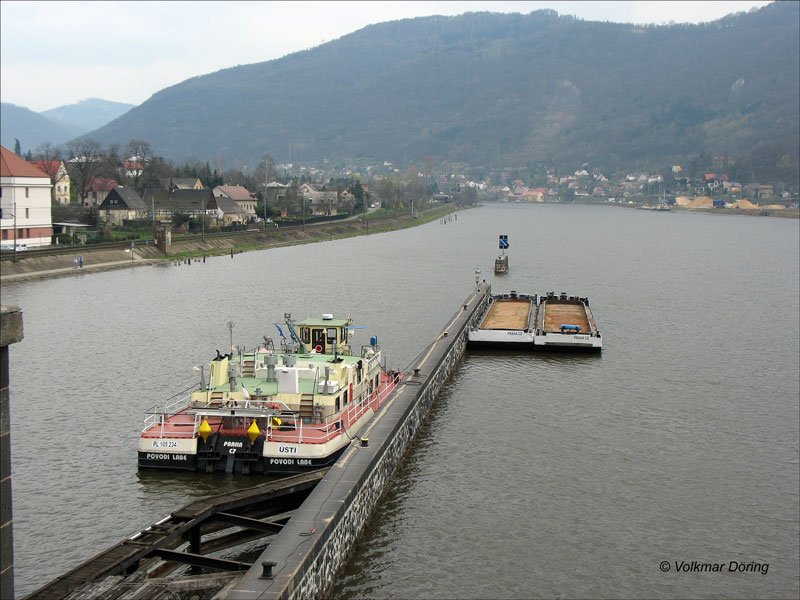 Ein Schubboot hat vor der Schleuse Usti nad Labem Strekov (Aussig an der Elbe-Schreckenstein) festgemacht - 29.03.2007
