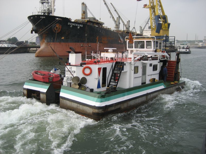 Ein Schubschiff am 09.10.2007 im Hafen Rotterdam.