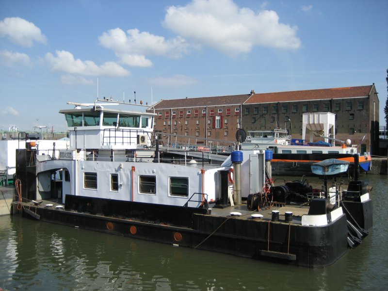 Ein Schubschiff am 20.06.2007 im Hafen in Rotterdam-Vlardingen.