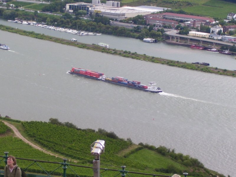 Ein Schubverband auf dem Rhein unterhalb des Niederwalddenkmals bei Rdesheim. 24.07.2007