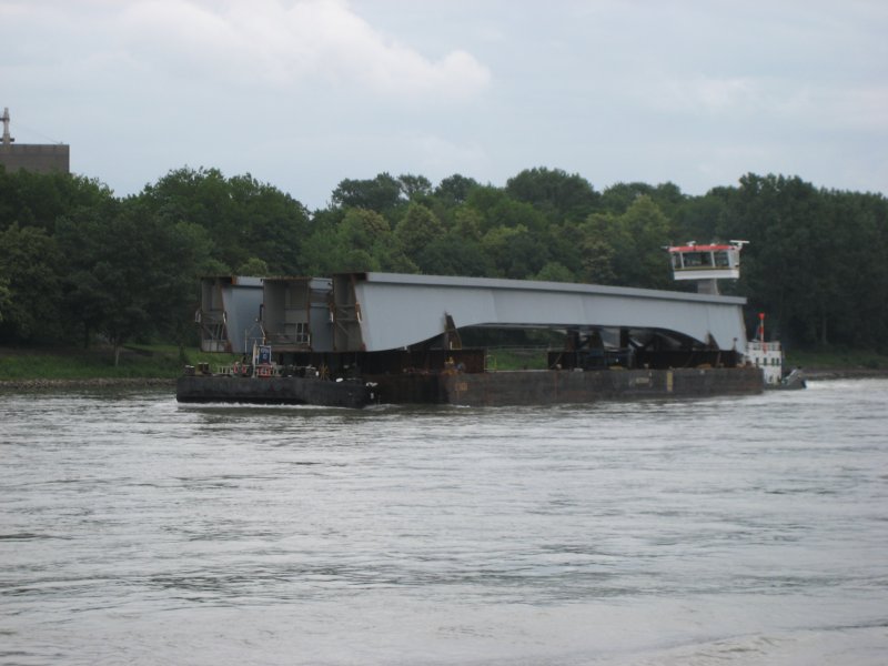 Ein Schubverband auf dem Rhein.