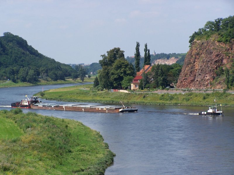 Ein Schubverband, bestehend aus dem Schubschiff  TR-17  und den Schubleichtern  CSPL-1146  +  CSPL-542  zu Berg mit  Motor 6  als Vorspannschlepper, Ort: Meien, Hhe Winterhafen, Elbe-Km 83, Datum: 01.08.2005