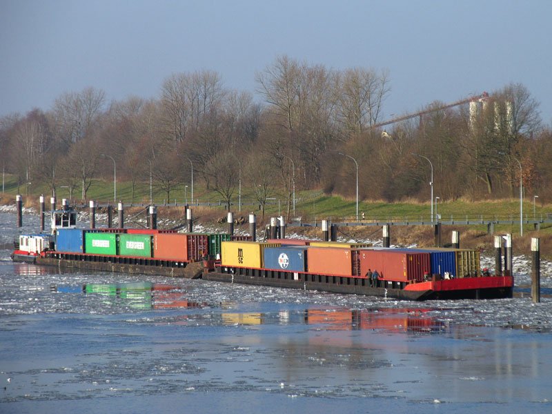 Ein Schubverband bestehend aus Schubschiff SCH 2407, Deutsche Binnenreederei AG, Berlin und zwei Schubleichter muss hier im unteren Schleusenkanal anlegen, um zu warten, bis die Schleuse frei ist, Geesthacht, 22.01.2009
