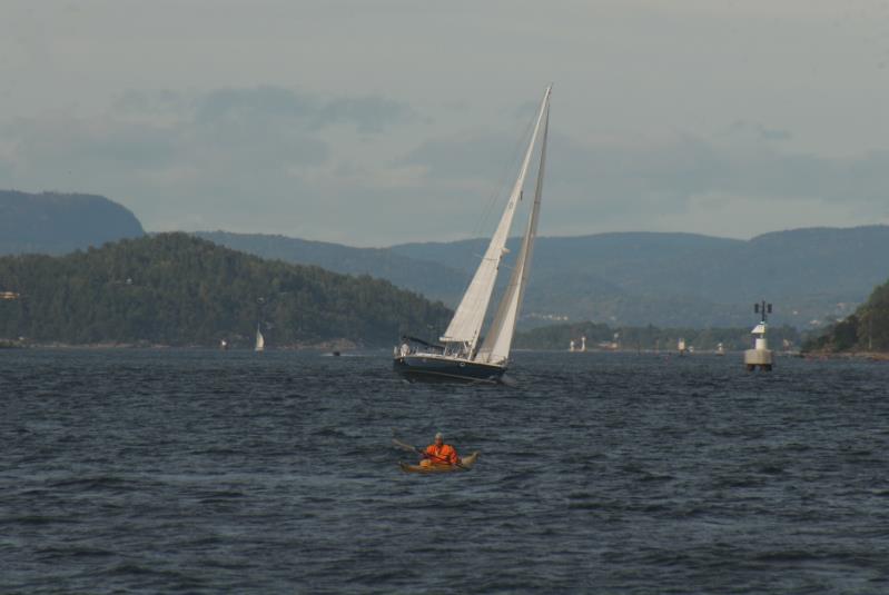 Ein Seegler kreuzt im Gegenwind. Drbak, 26.09.2009