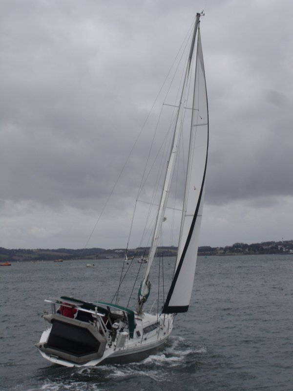 Ein Segelschiff befindet sich bei starkem Wind am Anfang vom Militrhafen in Plymouth