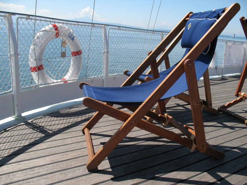 Ein sonniges Pltzchen ldt auf Deck des Dampfschiff   La Suisse   zum Geniessen ein.
(25.07.2007)