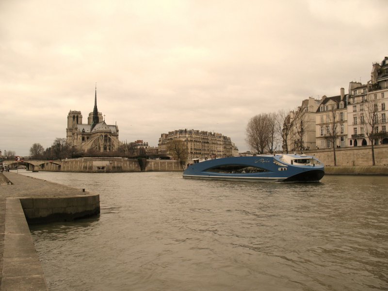 Ein Sonntagsausflug auf der Seine mit dem  Ausflugsschiff  Le Paris  in der Nhe der Notre Dame.
(20. Januar 2008) 