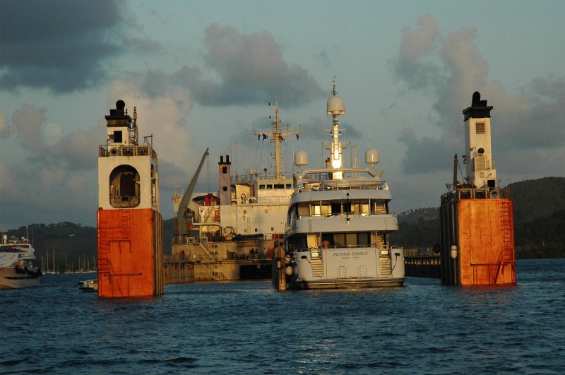 Ein Spezialschiff zum Transport von Yachten in Martinique.