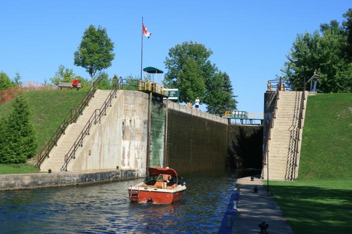 Ein Sportboot fhrt in die Lock #37, Bolsover ein. Km 284,9; 30.08.2008