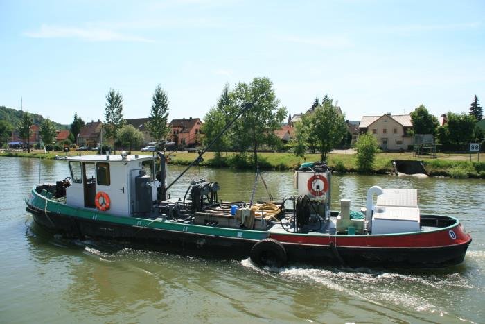 Ein Tankschiff macht bei Hamersheim an einen Ausflugsschiff fest um dieses zu betanken.