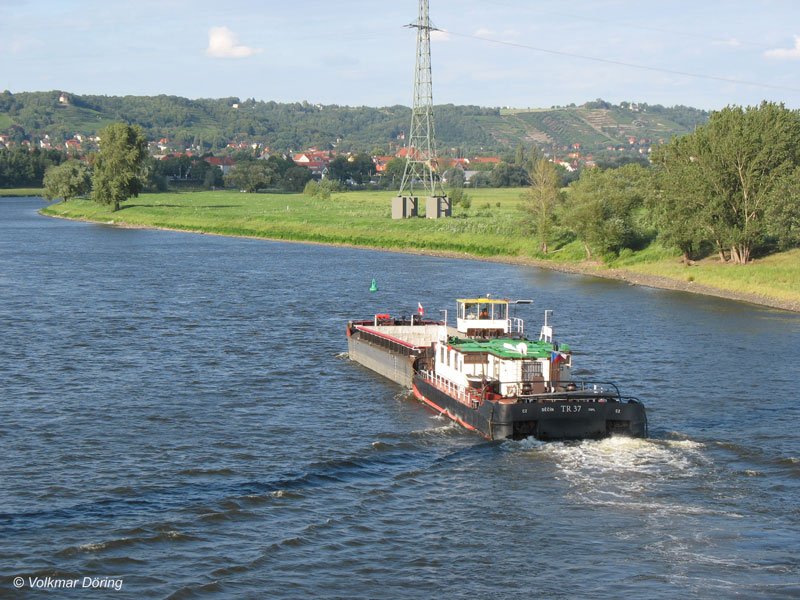 Ein tschechischer Schubverband mit TR 37, Decin (Tetschen-Bodenbach) auf der Elbe bei Niederwartha, im Hintergrund die Lnitzhnge bei Radebeul; 27.06.2007
