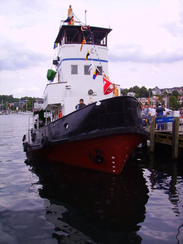 Ein unbekanntes Schiff liegt im flensburger Hafen. 14.07.07