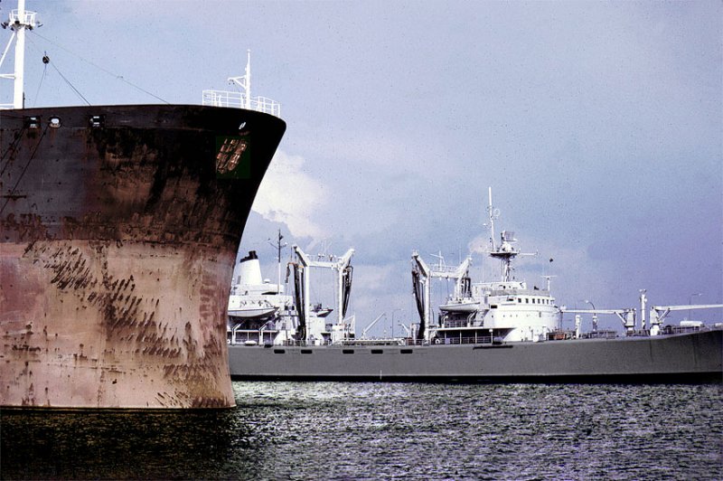 Ein Versorger der Bundesmarine, passiert Steuerbord den Supertanker Westfalen. Er liegt unmittelbar neben der  Faust  und ist seit Jahren ohne Auftrag.
Aufn. Wilhelmshaven 1982.