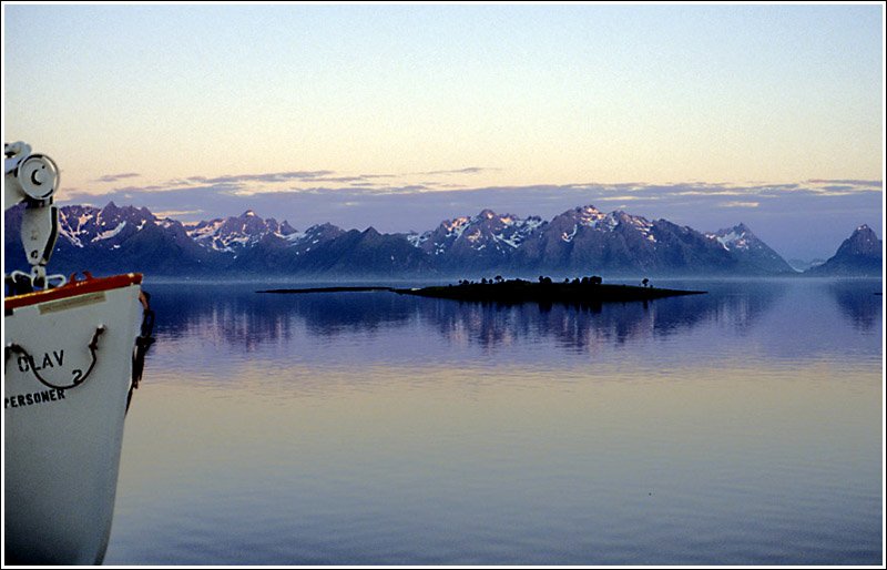 Eindrcke einer Fahrt mit der Hurtigrute: Unterwegs mit der MS Kong Olav Irgendwo nrdlich der Lofoten in einer hellen Sommernacht des Jahres 1991. Scan vom Dia (Matthias)