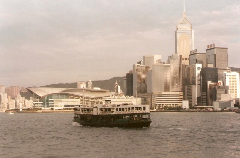 Eine Fhre der Star Ferrys ist Ende Januar 2003 unterwegs von Wanchai auf Hongkong Island nach East Tsim Sha Tsui in Kowloon