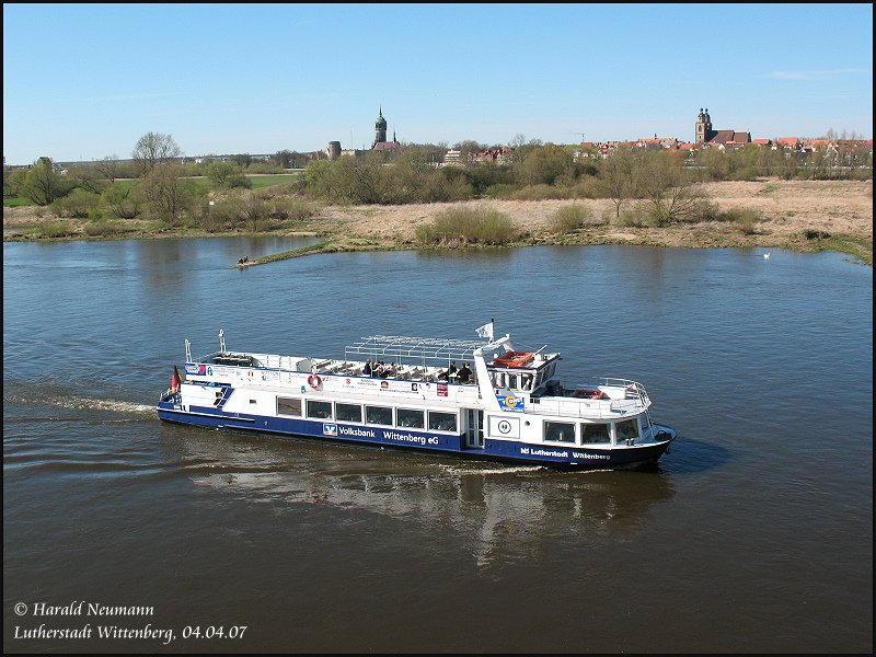 Eine Frhjahrsproberunde dreht das MS Wittenberg am 04.04.07 auf der Elbe bei Lutherstadt Wittenberg.
