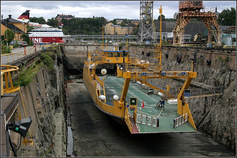 Eine kleine Fhre im Trockendock auf der Insel Beckholmen. 28.08.2007 (Matthias)