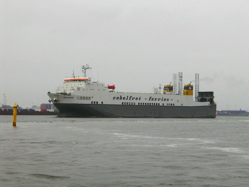 Eine LKW-Fhre der  Cobelfret Ferries  verlsst gerade den Hafen von Esbjerg in Richtung England
