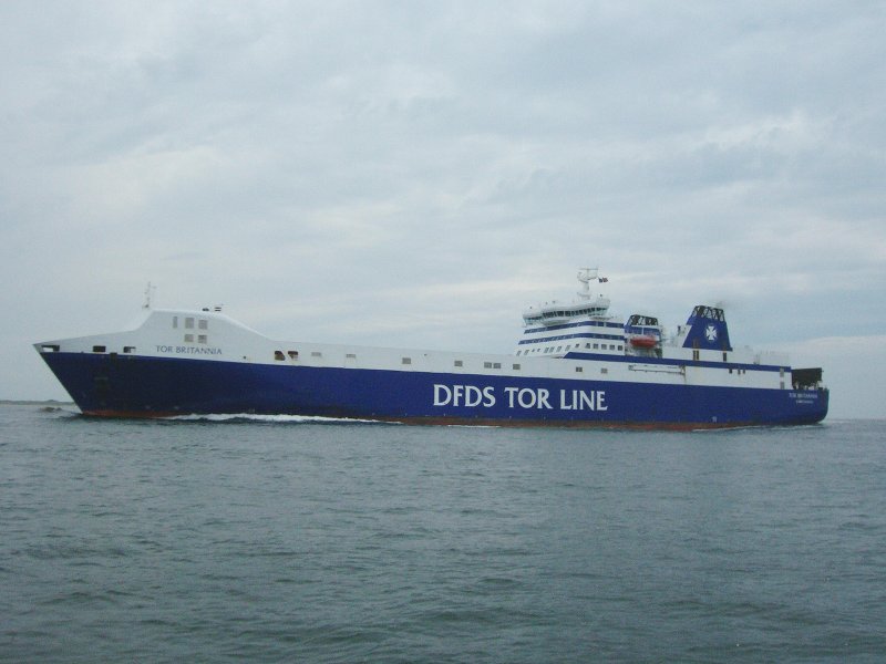 Eine LKW-Fhre der  DFDS Tor Line , aus England kommend, wird in wenigen Minuten den Hafen von Esbjerg erreichen