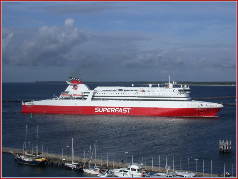 Eine Superfast Ferry fhrt in den berseehafen Rostock ein. Fotografiert vom alten Leuchtturm beim Teepott am 09.08.2005.