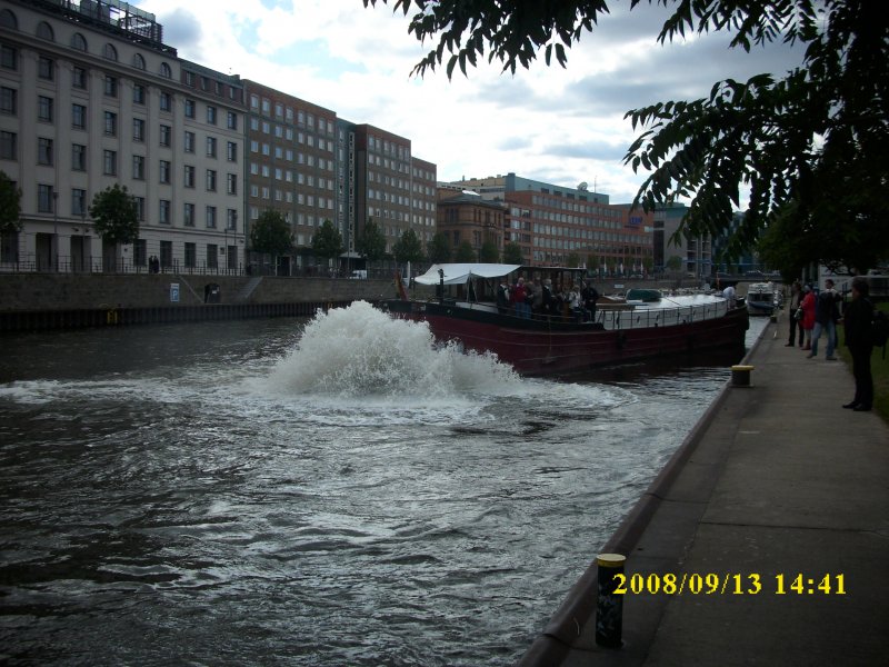 Einen Powerbootstart legt am 13.09.2008 dieses Ausflugschiff in Berlin hin.