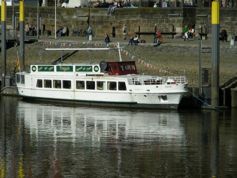 einer aus der Seeadler-Seeschwalbe Familie der
DDR-Weien Flotte
wie sie auch zwischen Stralsund und Hiddensee liefen
hier in Bremen am 12.03.07