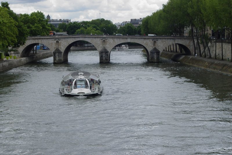 Eines der kleinen Seine-Rundfahrboote ist soeben unter der Pont Marie durchgefahren, die von der Ile St. Louis ans rechte Seineufer fhrt. Gesehen am 17.07.2009