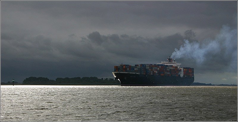 Einfahrt eines Containerschiffes in den Hamburger Hafen, hier bei Blankenese. 11.8.2005 (Matthias)
