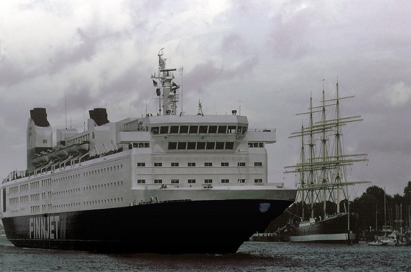 Einlaufen der damals grten Ostseefhre Finnjet, in Travemnde.
Auf der Backbordseite, wird gerade die Viermastbark  Passat  passiert.
Aufn. 1981