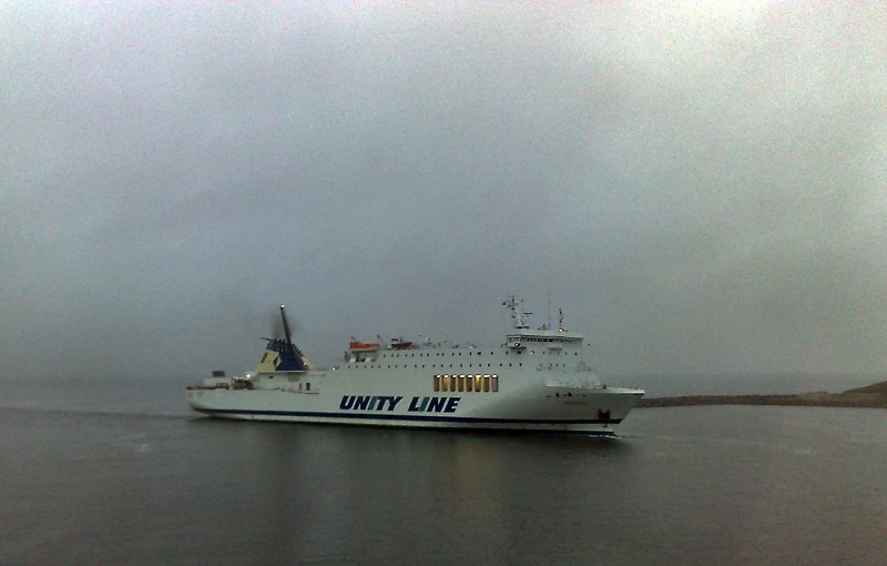 Einlaufende Fhre der Unity Line in dem Fhrhafen Trelleborg am 04.11.08 bei absoluten Waschkchenwetter