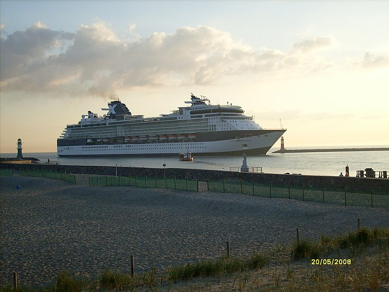 Einlaufendes Kreuzfahrtschiff  Celebrity Constellation , HH Valetta, L 294 m, zwischen der Moleneinfahrt in Warnemnde