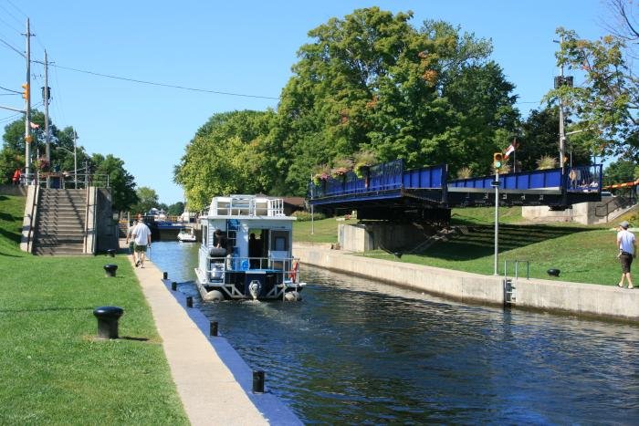 Eins der typischen Hausboote passiert die Bobcaygeon Swing Bridge; 30.08.2008