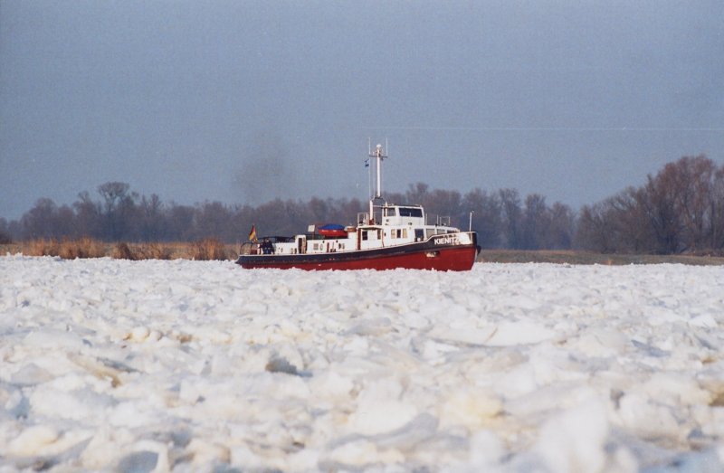 Eisaufbruch 2009 auf der Oder.Der Eisbrecher Kienitz vom WSA Eberswalde voll in Fahrt.