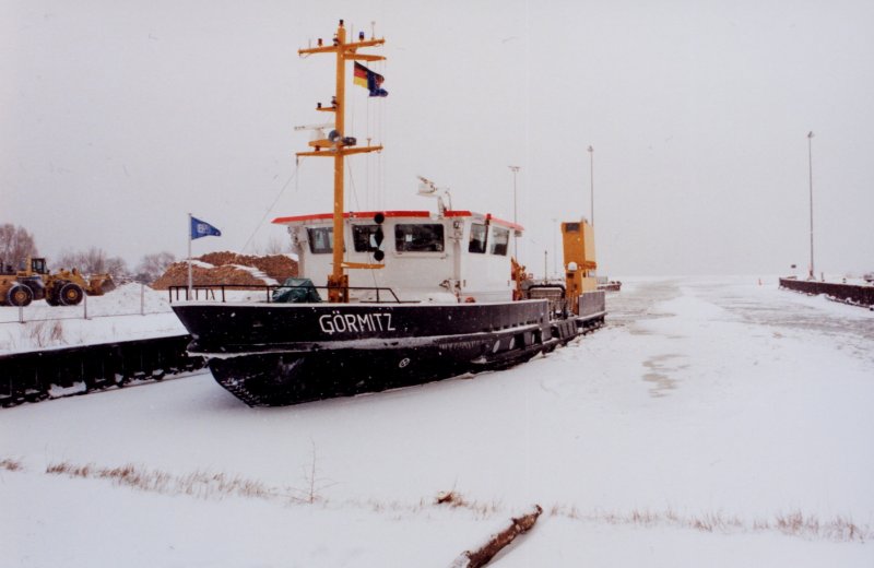 Eisbrecher und Tonnenleger Grmitz vom WSA Stralsund 2005 beim Eisaufbruch im Hafen von Berndshof /MV der sich am Stettiner Haff befindet