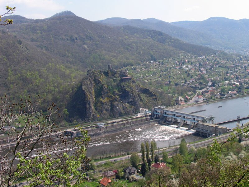 Elbe in Bhmen bei Usti nad labem (Aussig) mit Stauwehr und Schleuse am Schreckenstein (Strekov) vom linkselbischen Hang aus gesehen; 24.04.2008

