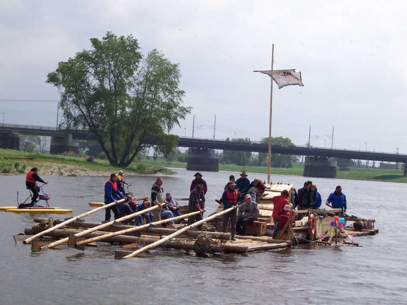  Elbflofahrt 2005  - Zimmerleute habe in Sachsen die Tradition der Flerei wieder belebt. Hier unterhalb der Brcke Niederwartha, Elbe-Km 69, 15.05.2005