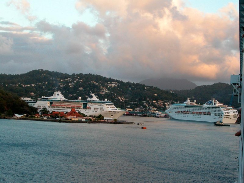 Empress of the Seas  +  Sun Princess
Aufnahme v. 03.03.2006, St. Lucia