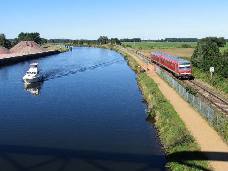 Endlich ergibt sich die Situation, ein Schienen- und ein Wasserfahrzeug gleichzeitig zu erwischen: Eine Triebzug Baureihe 628/928 als RB 21824 Lneburg - Lbeck kurz hinter Lauenburg neben dem Elbe-Lbeck-Kanal mit einem Sportboot; 30.08.2008
