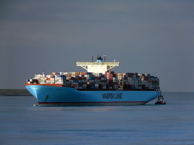 Endlich ist mir ein Foto der Evelyn Maersk gelungen. Die letzten Male lag das Schiff schon im Hafen, als ich ankam. Hier luft es gerade in Rotterdam ein...das Bild stammt vom 17.11.2008