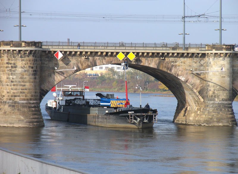 Es sieht so aus, als wrde  BONAFIDE  auf der Elbe die falsche Durchfahrt der Marienbrcke nehmen, jedoch werden vom Schiff aus Arbeiten an der Brcke verrichtet; Dresden, 29.10.2007
