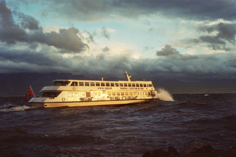 Es tobt ein Herbststurm, die MS Leman nimmt den Kampf gegen die hohen Wellen auf, die Abendsonne leuchtet wunderschn auf das Schiff.