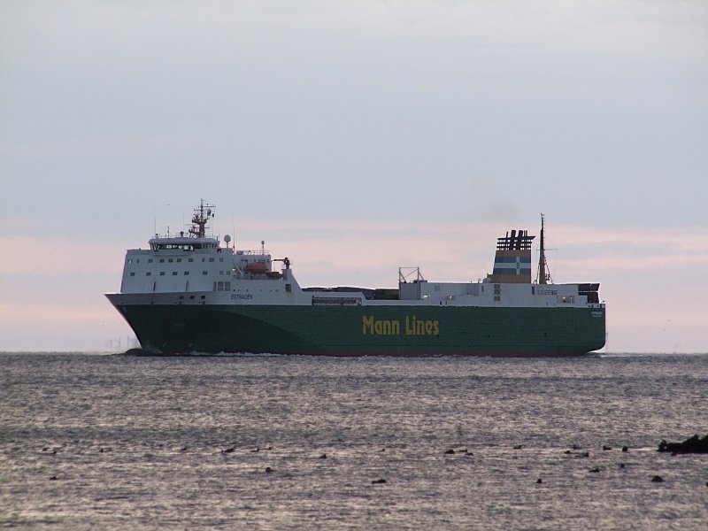 Estraden (IMO-9181077;L=163;B=26mtr) ist Frhmorgens im Bereich der Cuxhavener Kugelbake Richtung Nordsee unterwegs;090830