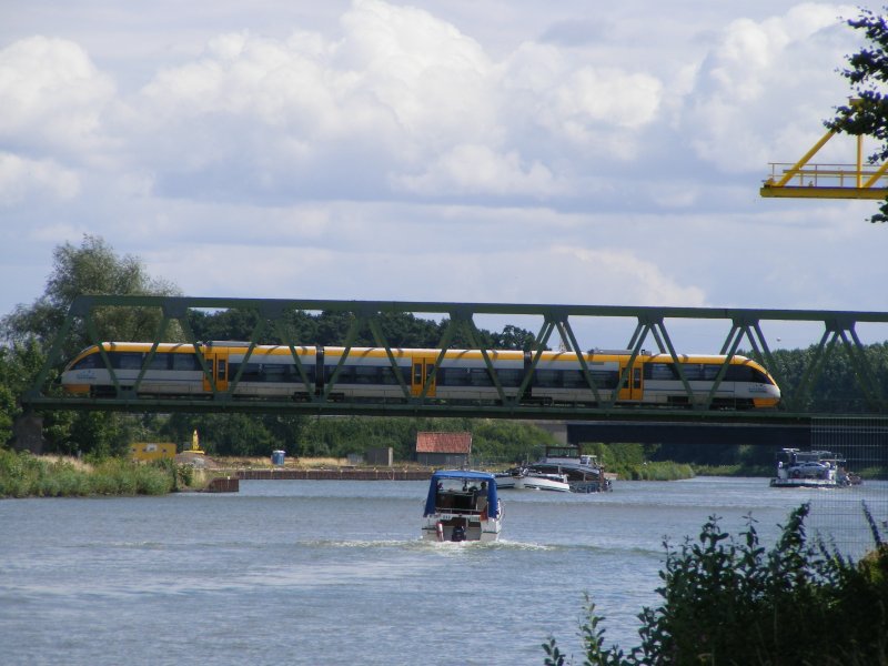 Eurobahn ( Strecke Raden - Bielefeld ) berquert den Mittellandkanal bei Lbbecke